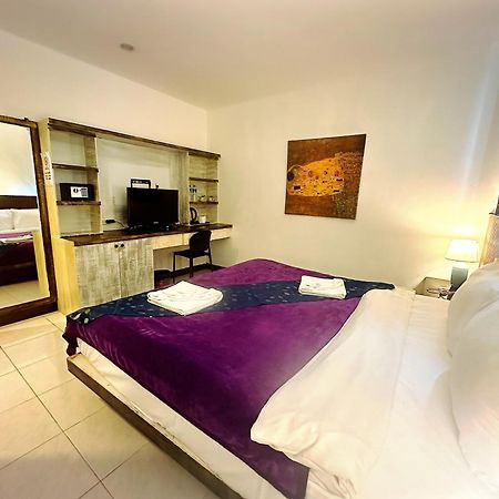 Patong The Shades Hotel 50 Meter Beach Front מראה חיצוני תמונה