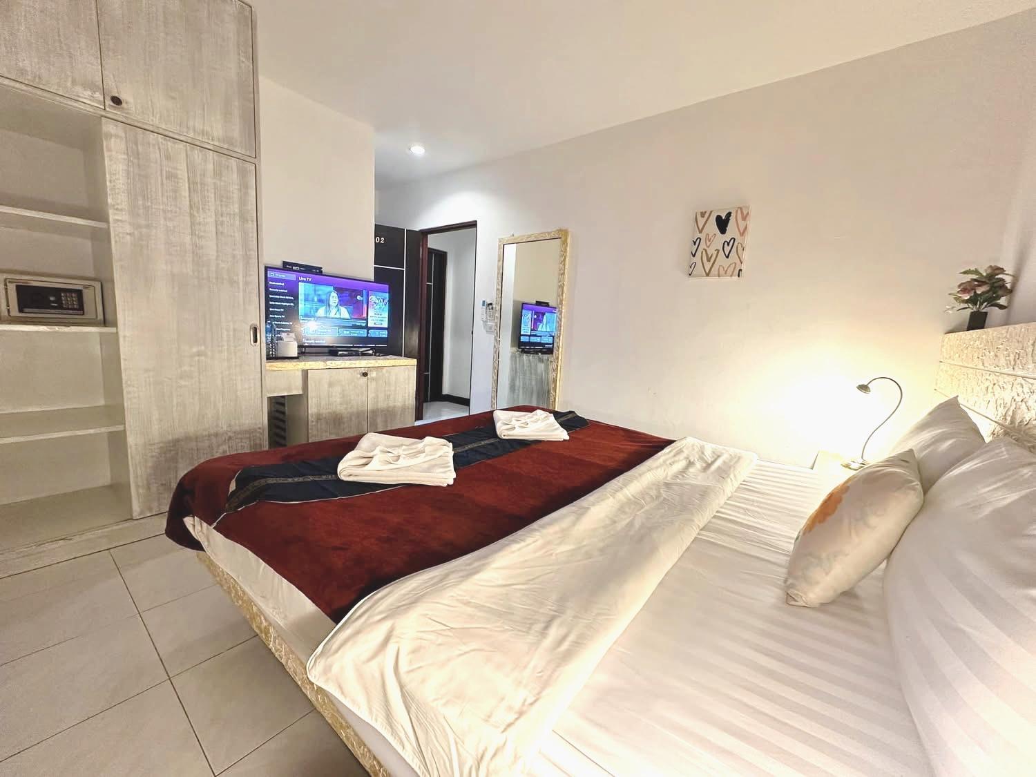 Patong The Shades Hotel 50 Meter Beach Front מראה חיצוני תמונה