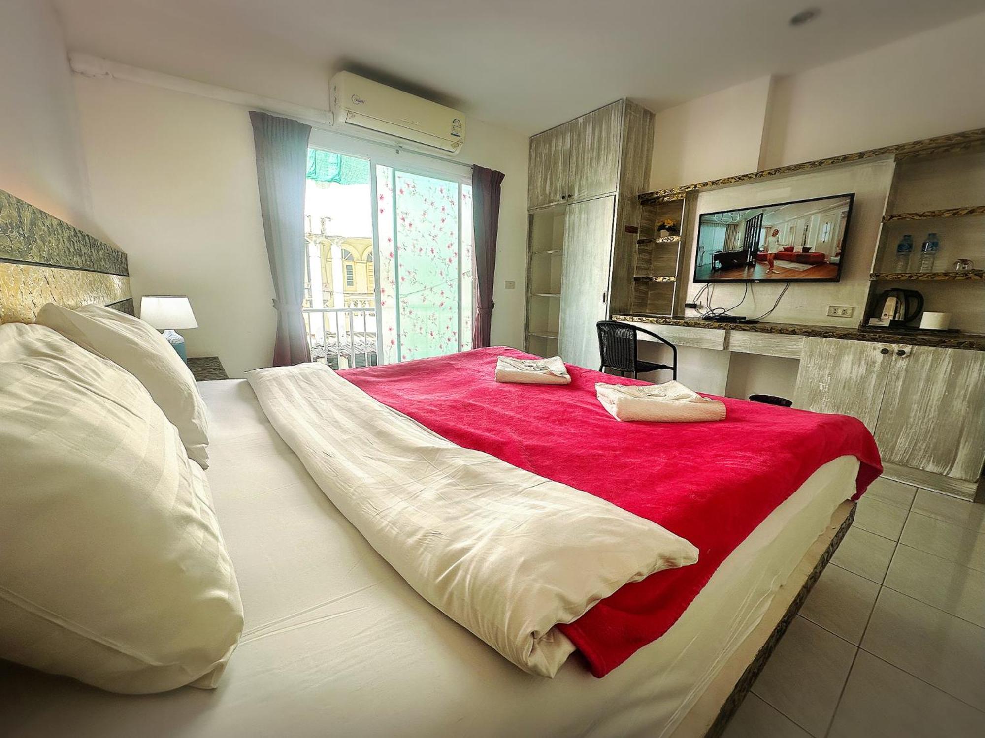 Patong The Shades Hotel 50 Meter Beach Front מראה חיצוני תמונה