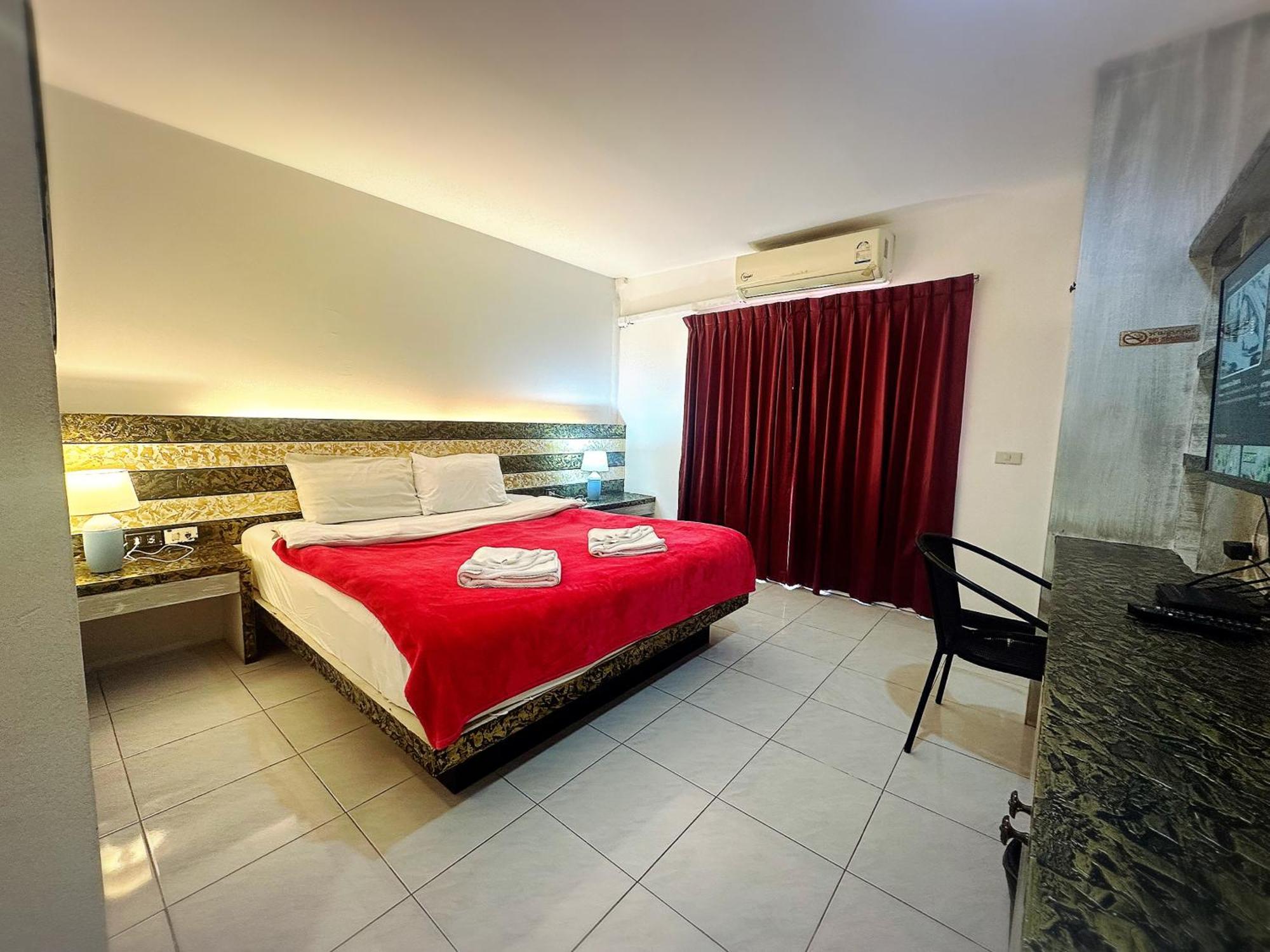 Patong The Shades Hotel 50 Meter Beach Front מראה חיצוני תמונה