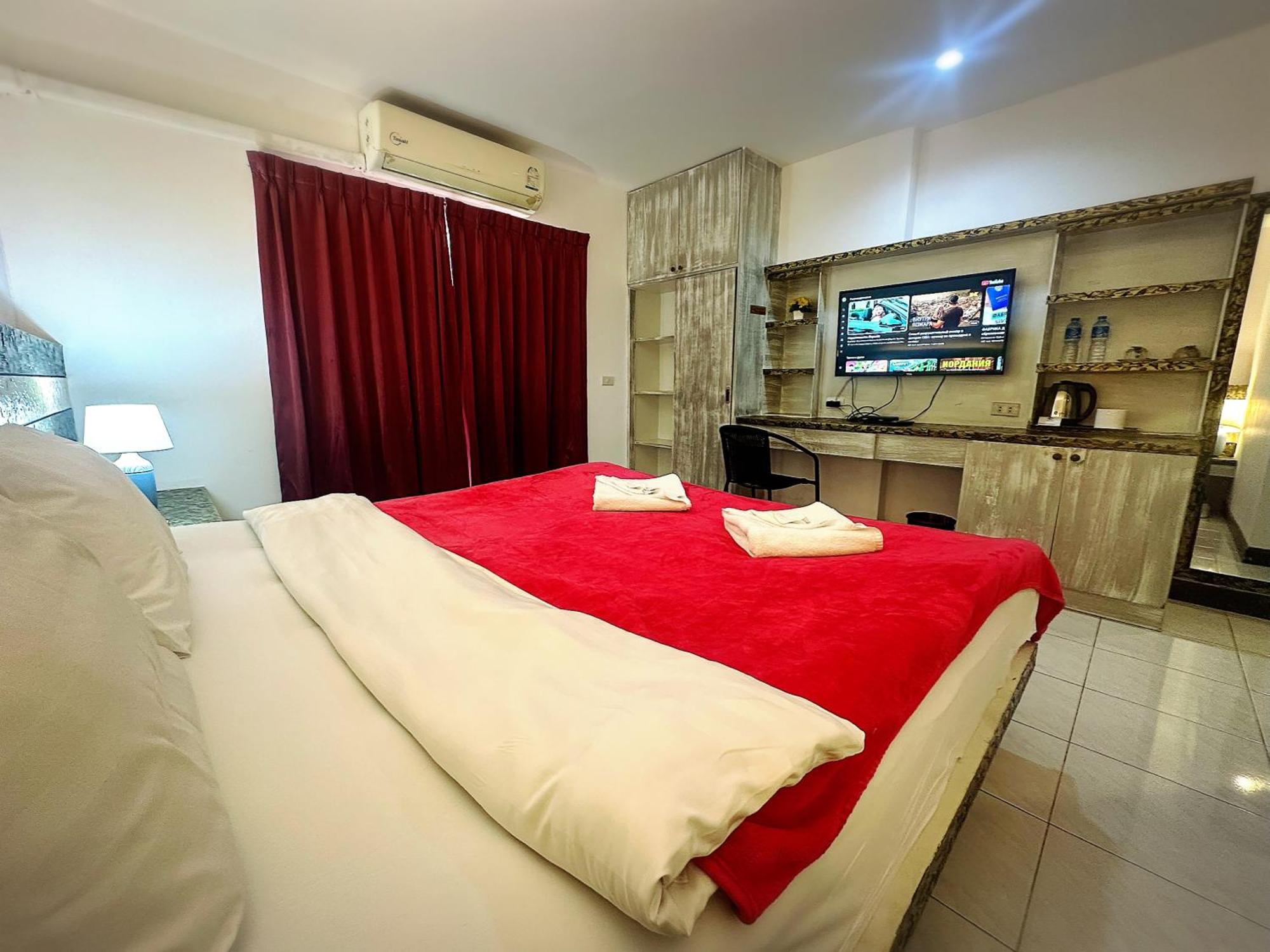Patong The Shades Hotel 50 Meter Beach Front מראה חיצוני תמונה