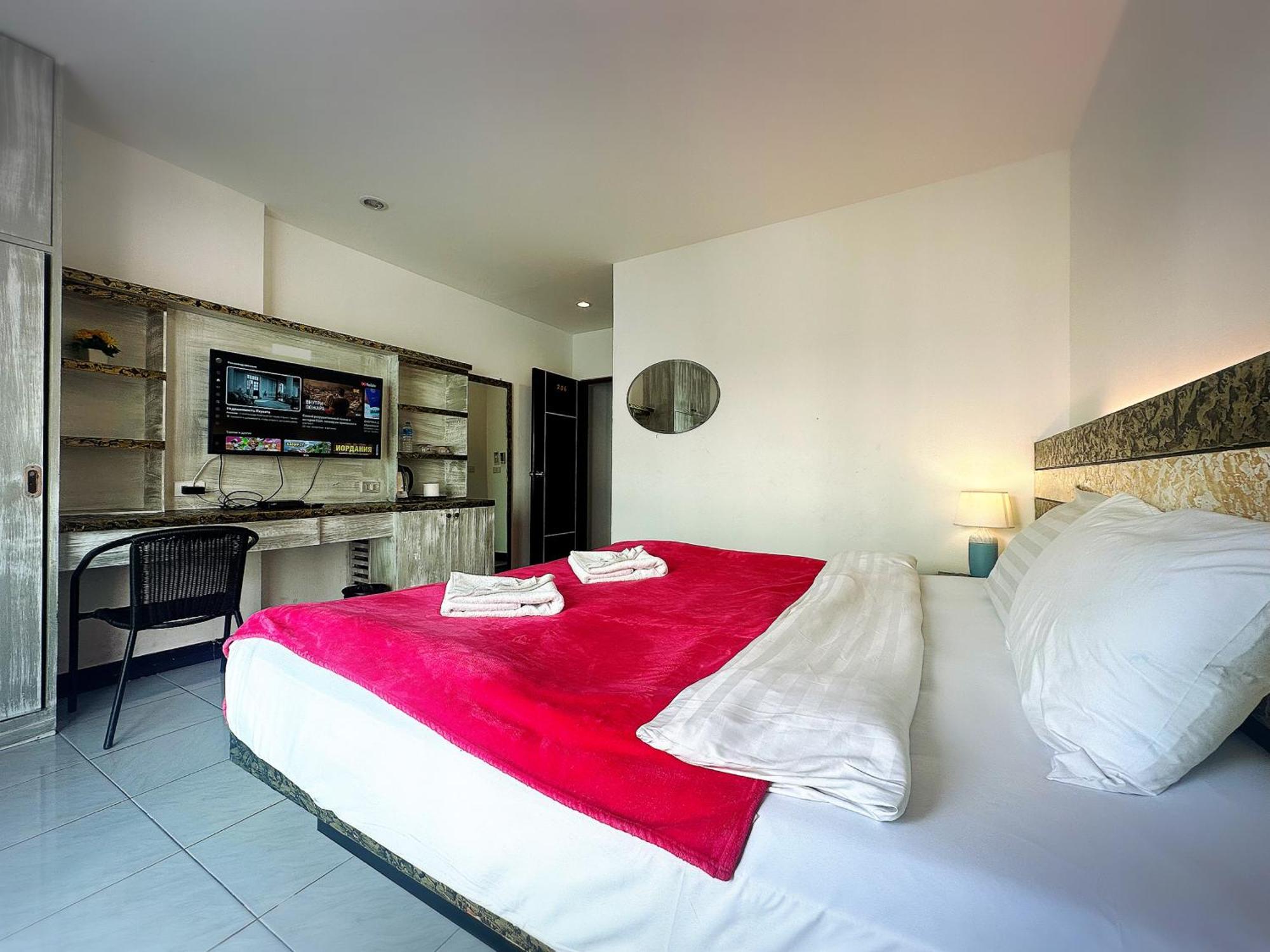 Patong The Shades Hotel 50 Meter Beach Front מראה חיצוני תמונה