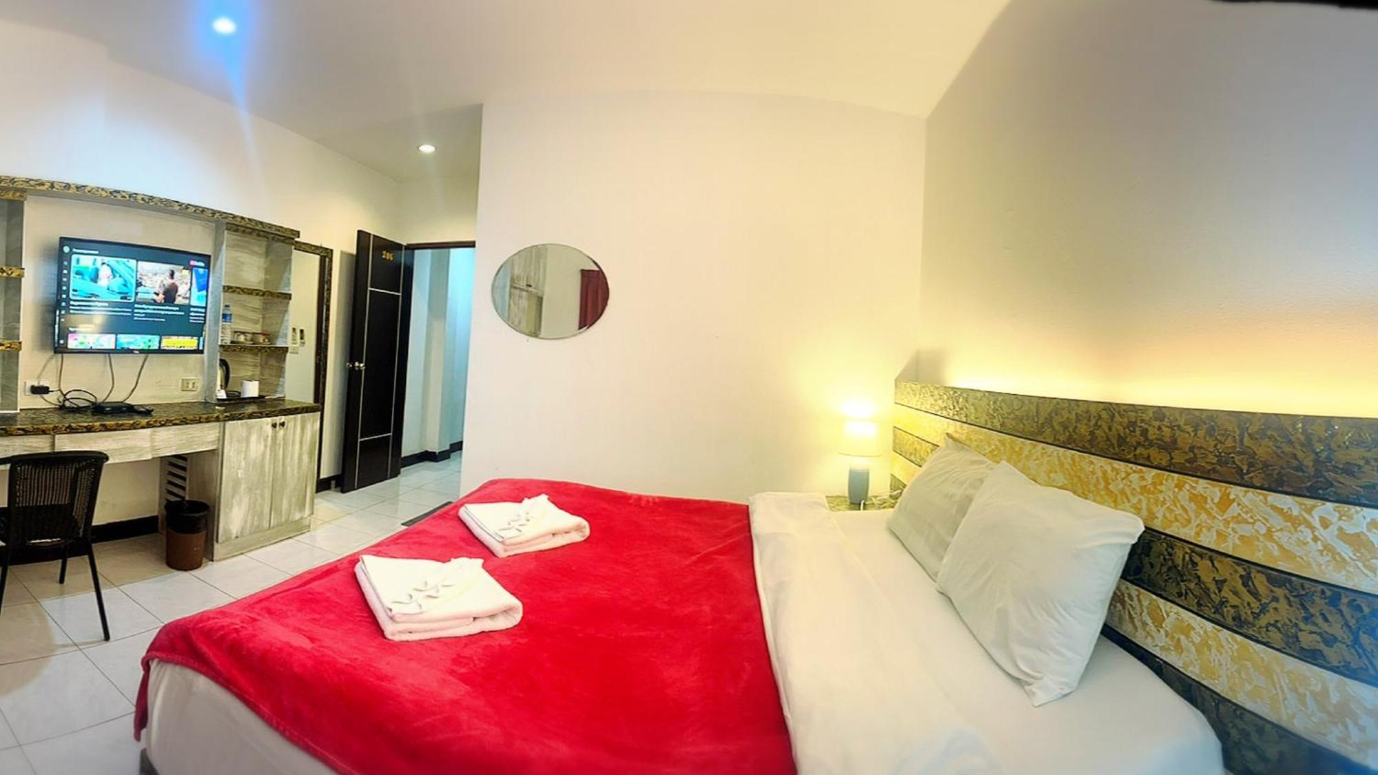 Patong The Shades Hotel 50 Meter Beach Front מראה חיצוני תמונה