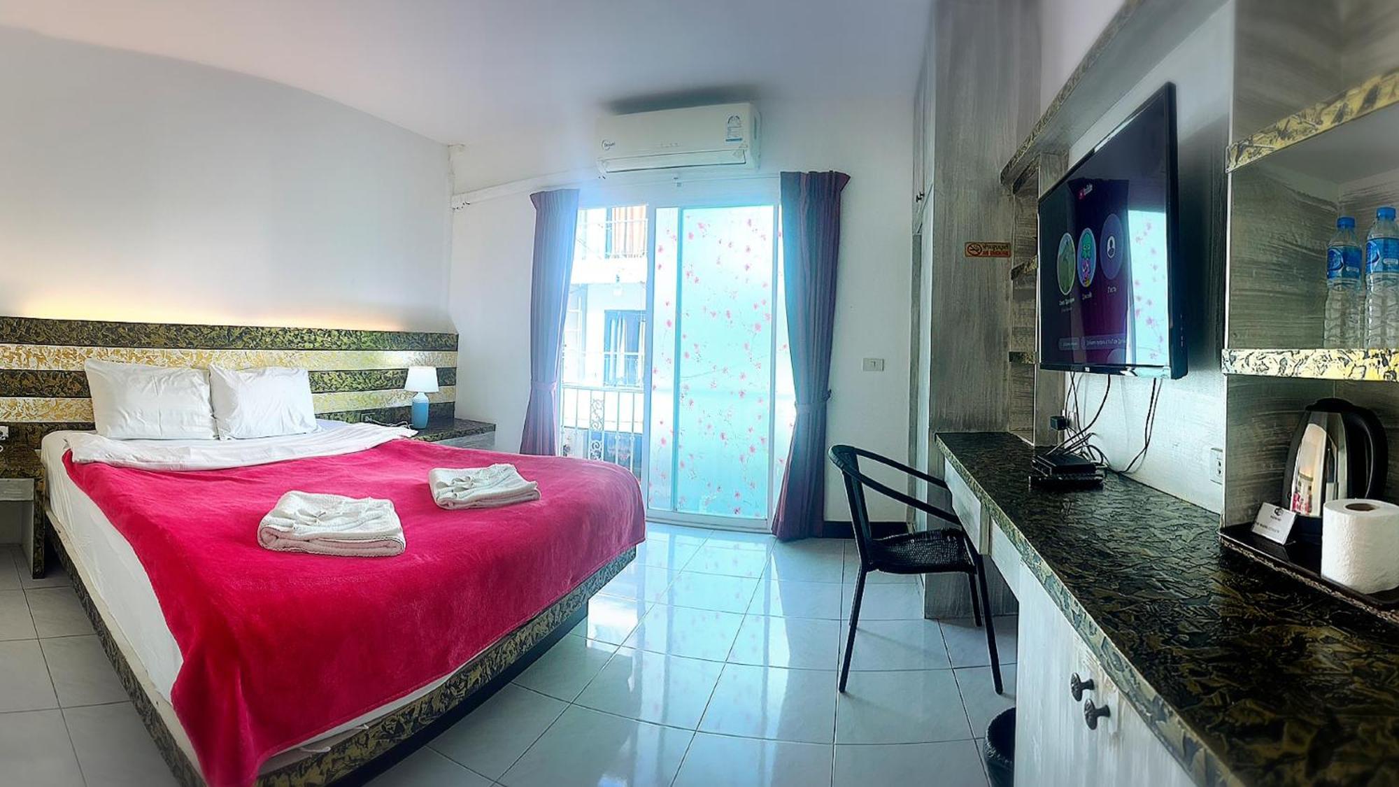 Patong The Shades Hotel 50 Meter Beach Front מראה חיצוני תמונה